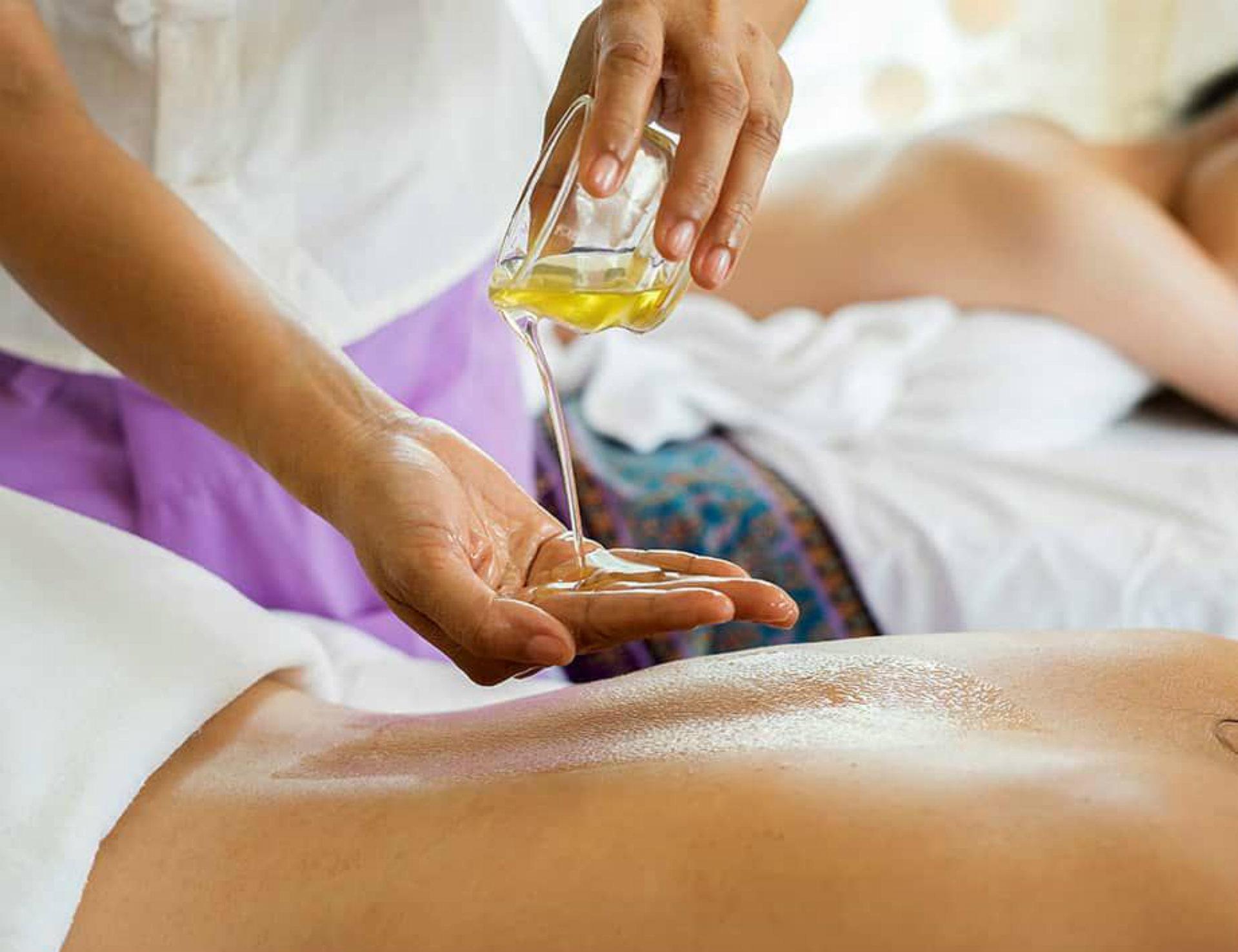 Massage aux huiles essentielles ou au cho