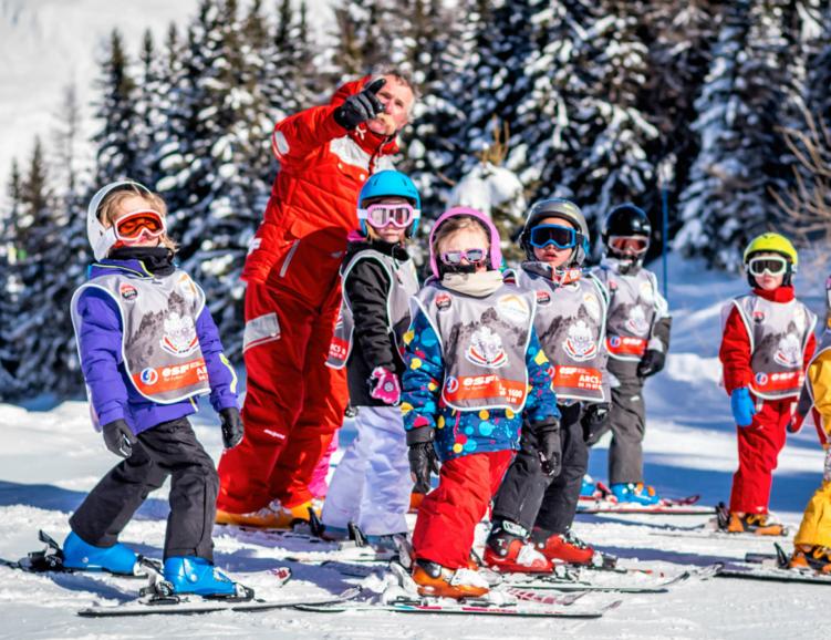 Cours de ski enfant en classe collective